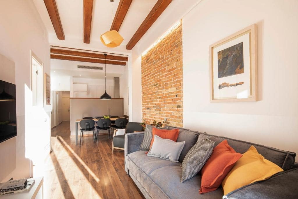 Riante bank in sfeervolle woonkamer