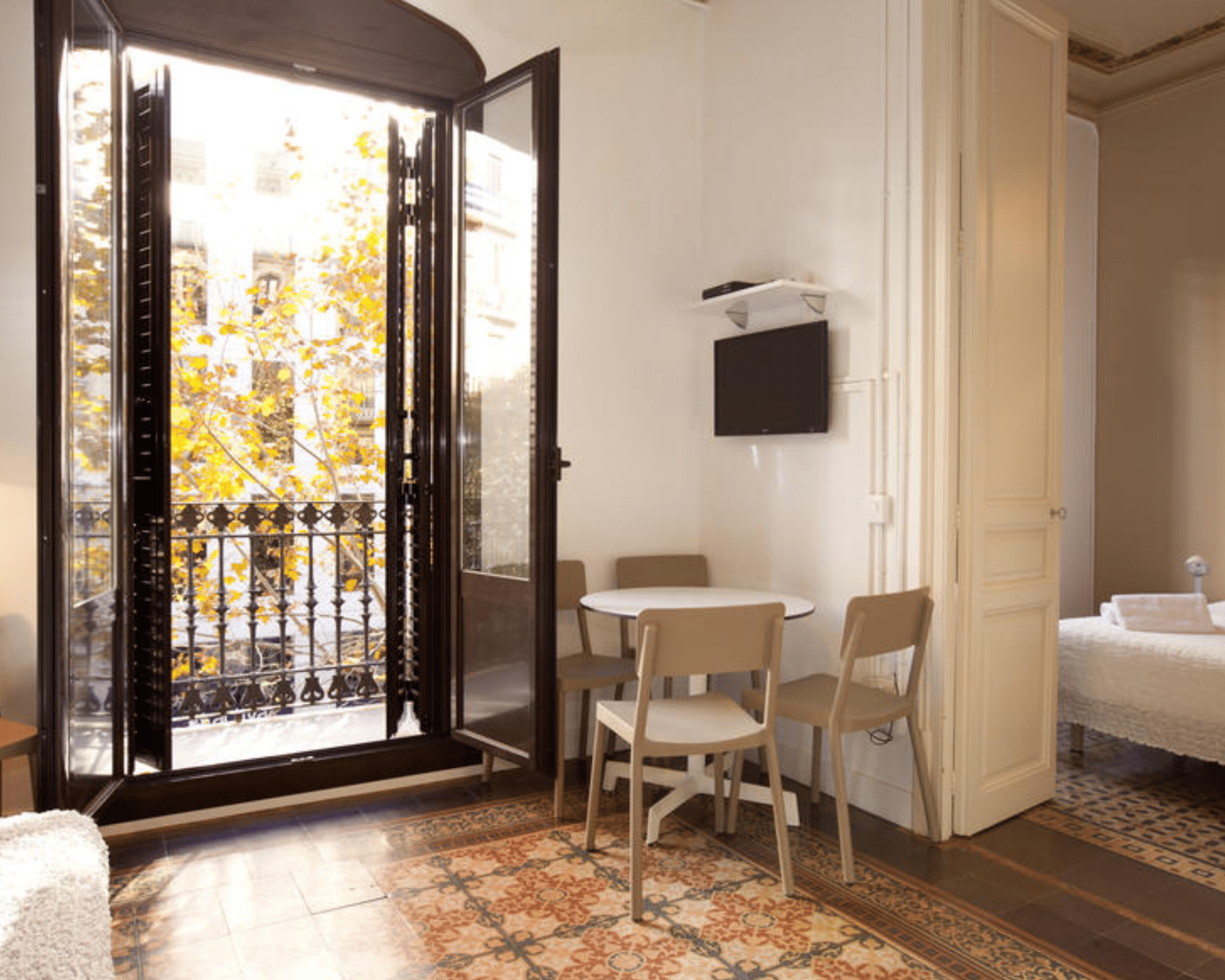 Living met openslaande deuren naar balkon