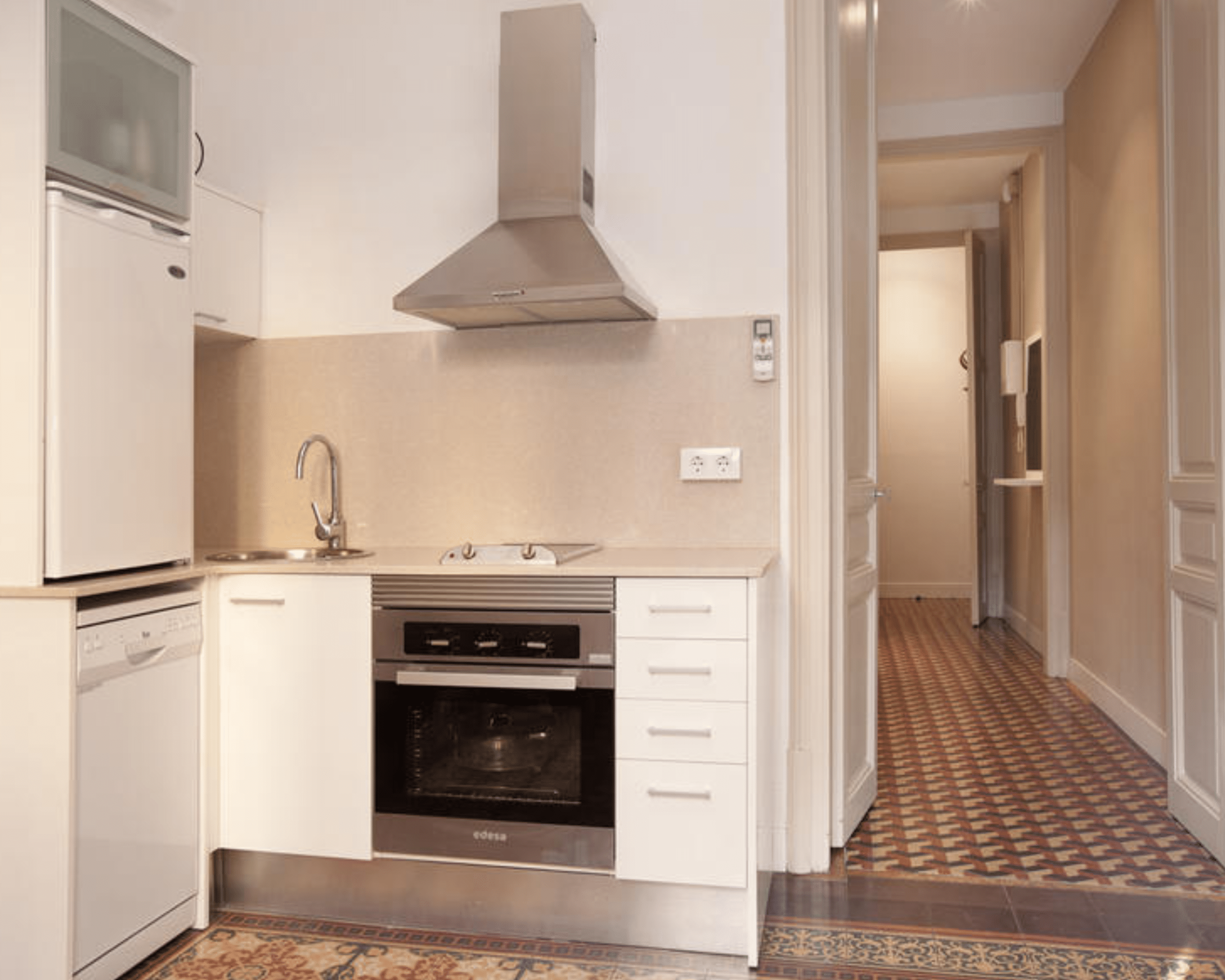 Nette keuken met inbouwapparatuur