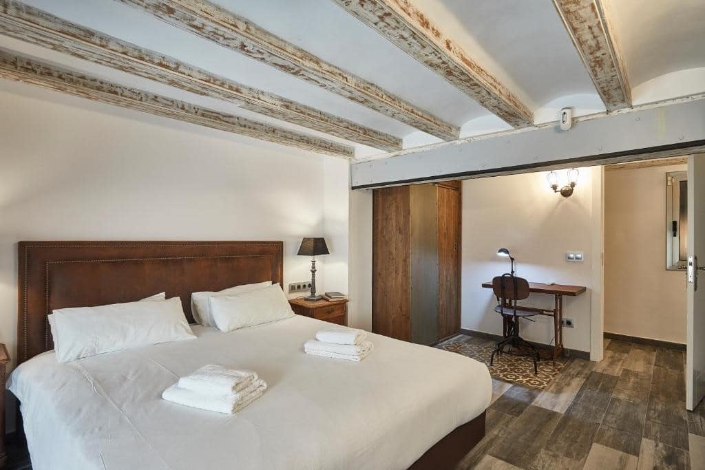 Tweepersoons slaapkamer met bureau