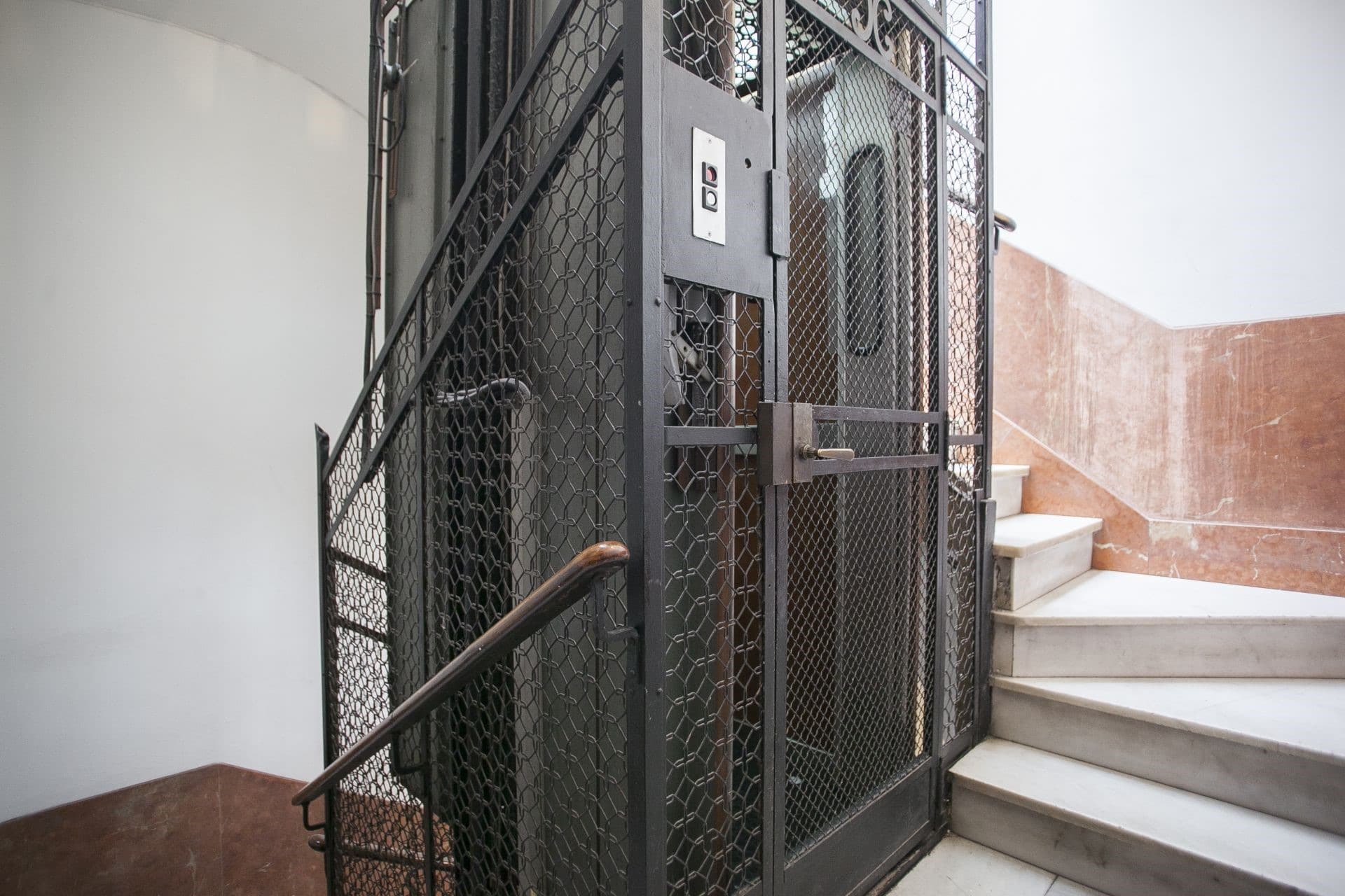 Trappenhal met lift