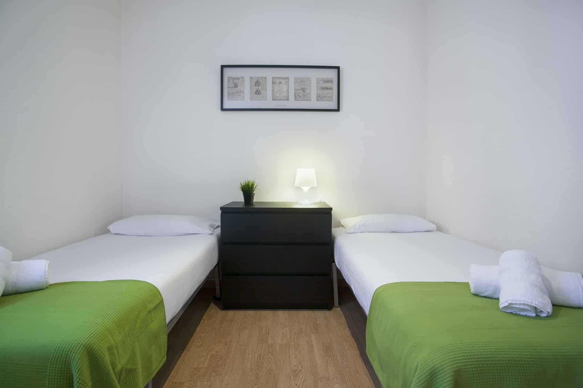 Slaapkamer met twee eenpersoonsbedden