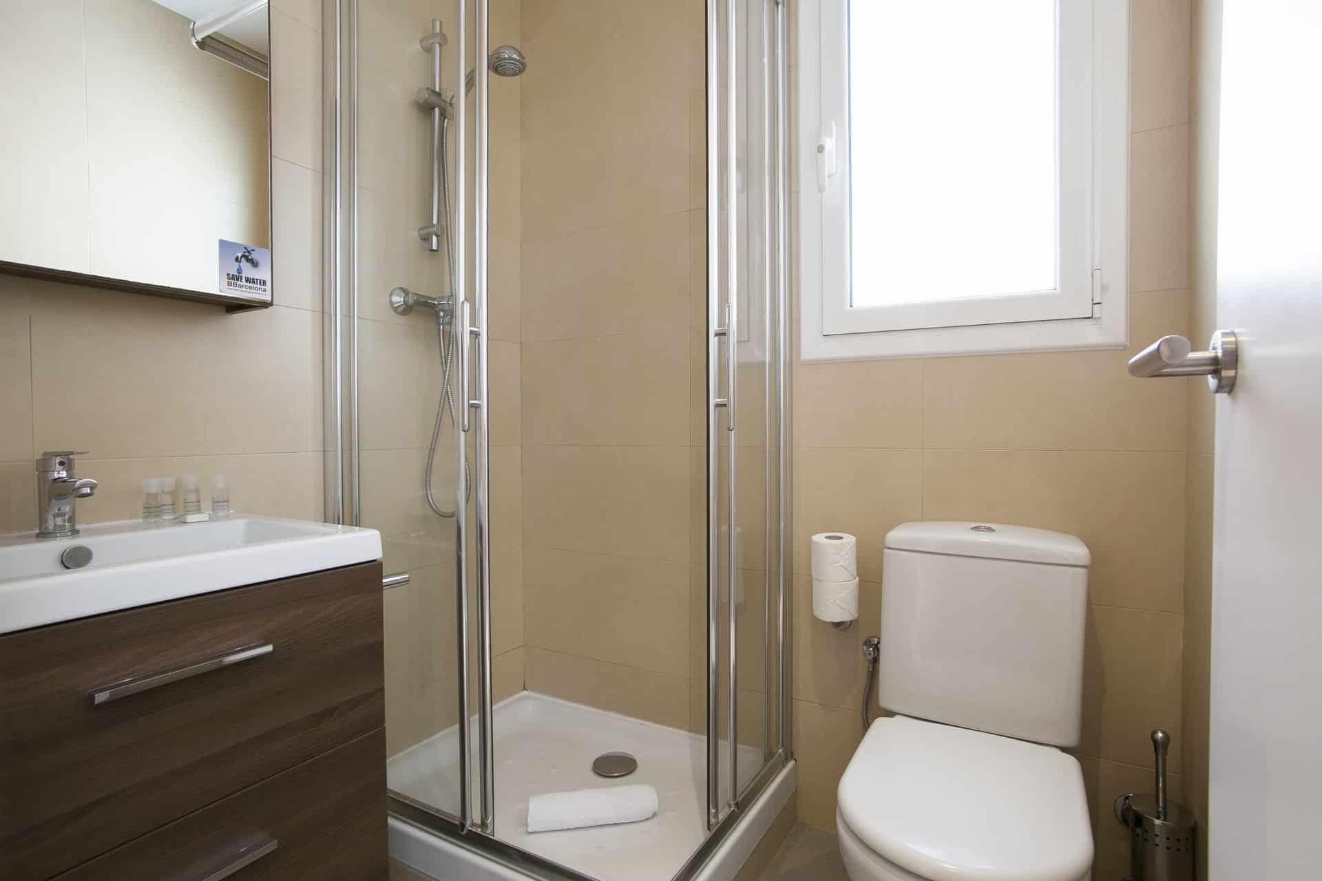 Badkamer met douche en toilet