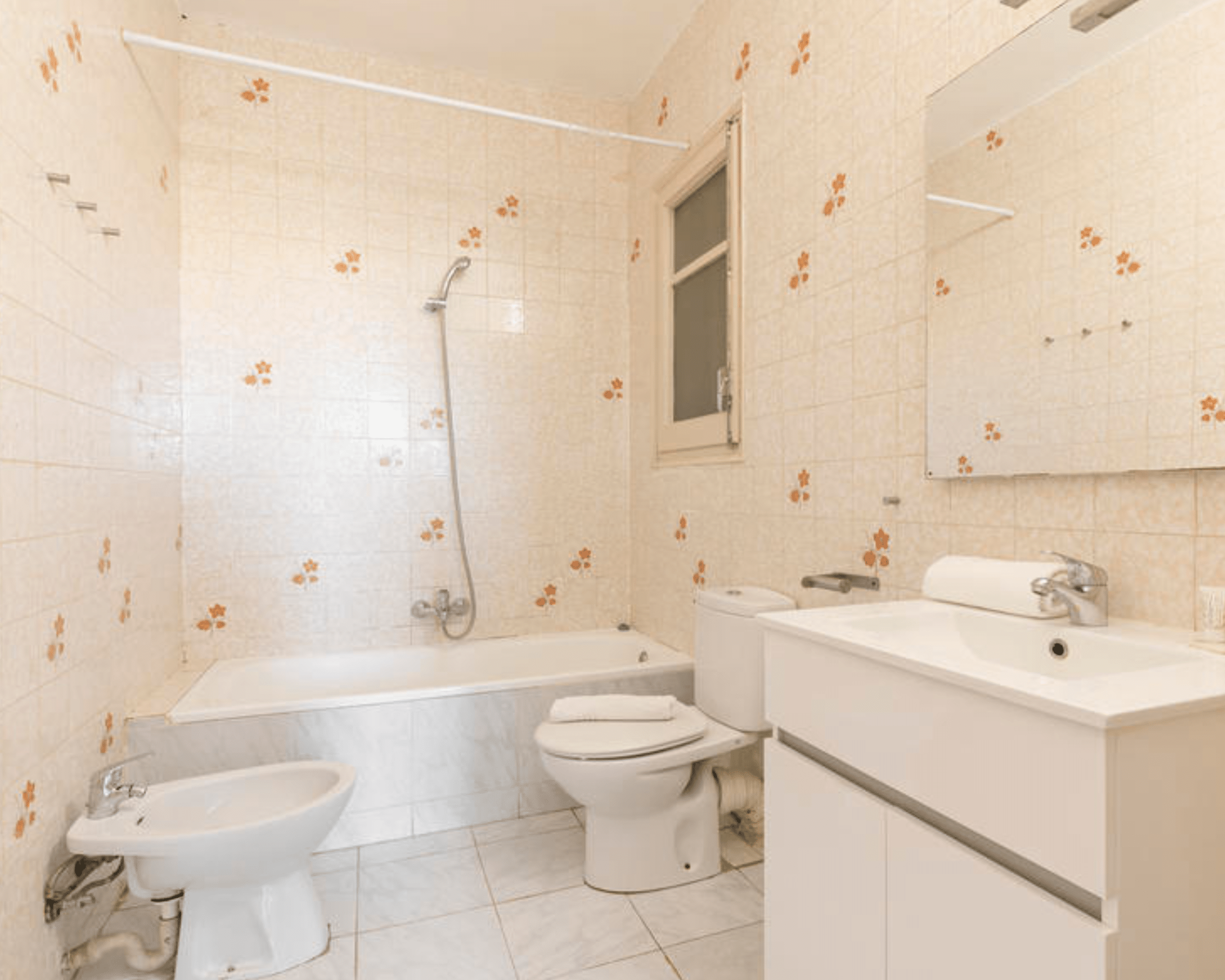 Fraaie badkamer met ligbad en douche
