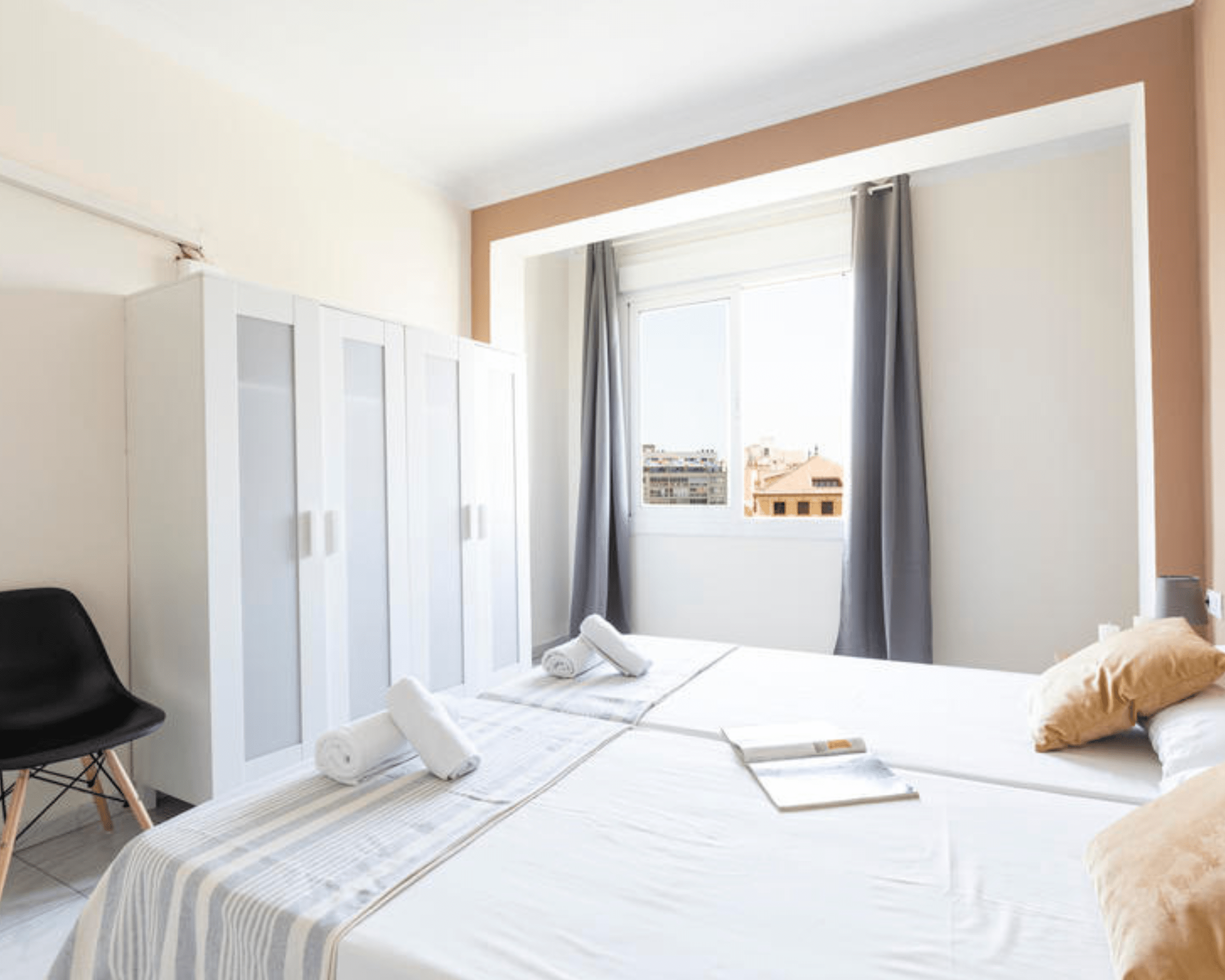 Ruim tweepersoonsbed met kastenwand