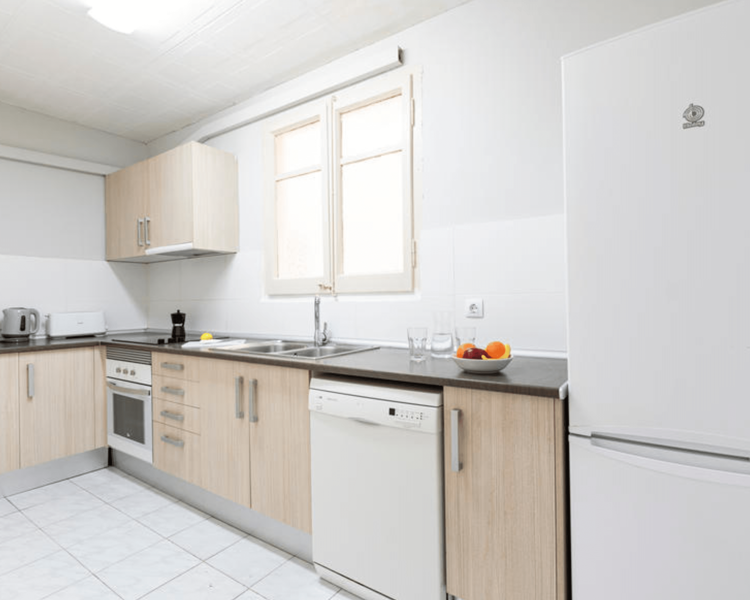 Ruime keuken met inbouwapparatuur