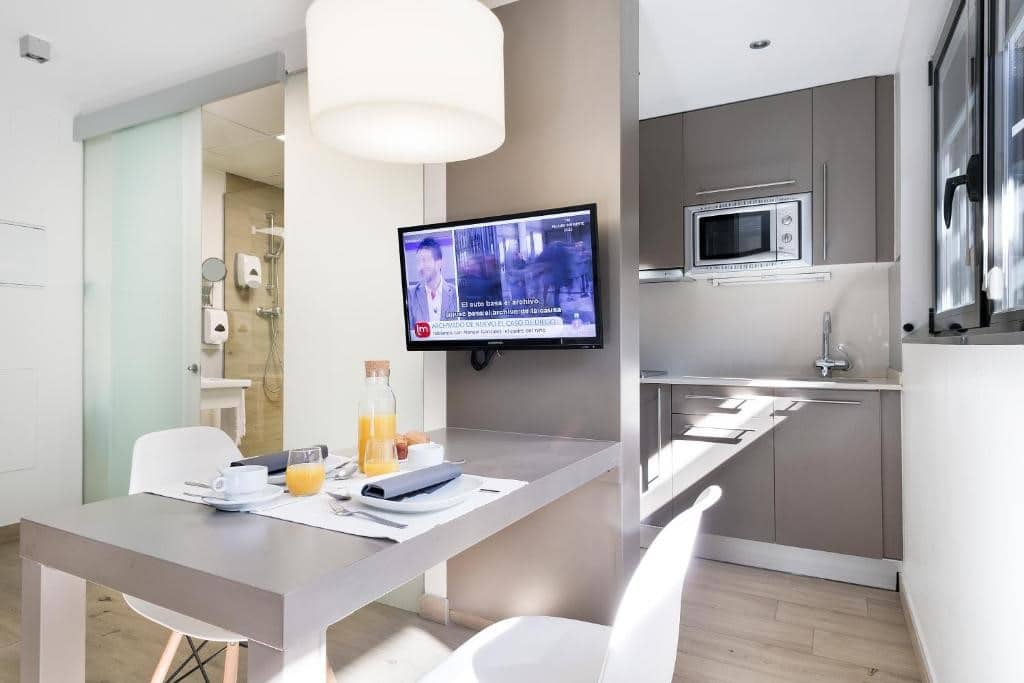 Luxe keuken met televisie