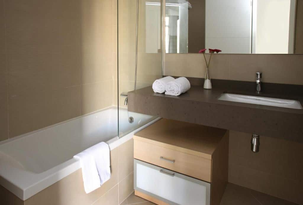 Nette badkamer met ligbad